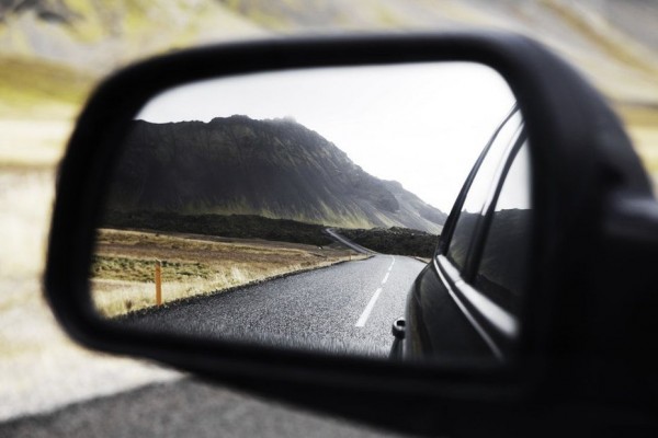 a car’s rear view mirror